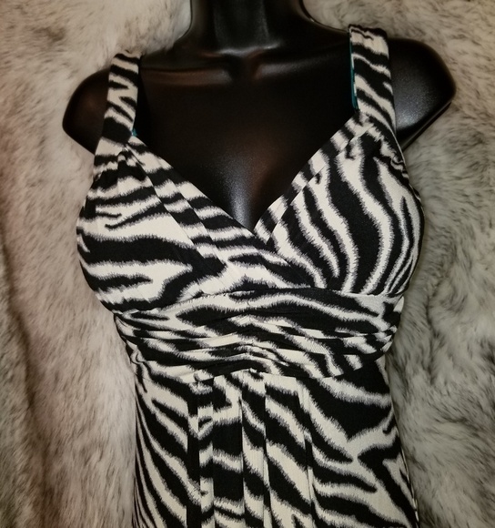 Stunning Dress Gown figure flattering stretchy - Picture 2 of 5